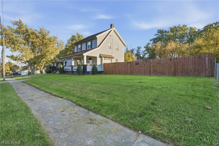 2205 Burbank Avenue, Youngstown, OH - Photo 2