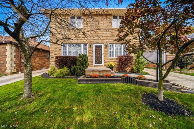 520 Orchardview Avenue, Seven Hills, OH - Photo 2