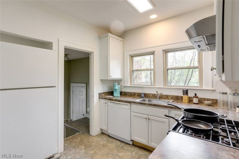 2580 Colchester Road, Cleveland Heights, OH - Photo 8