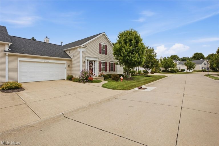 37022 Fairfield Lane, North Ridgeville, OH - Photo 2