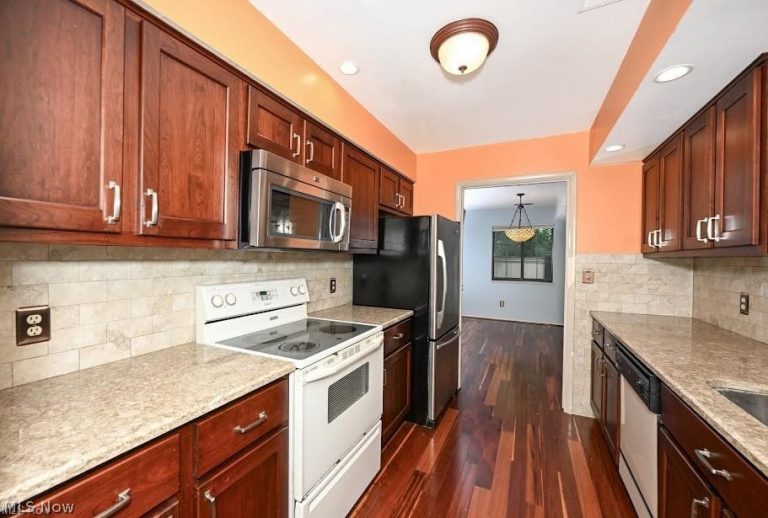 879 Hampton Ridge Drive, Akron, OH - Photo 3