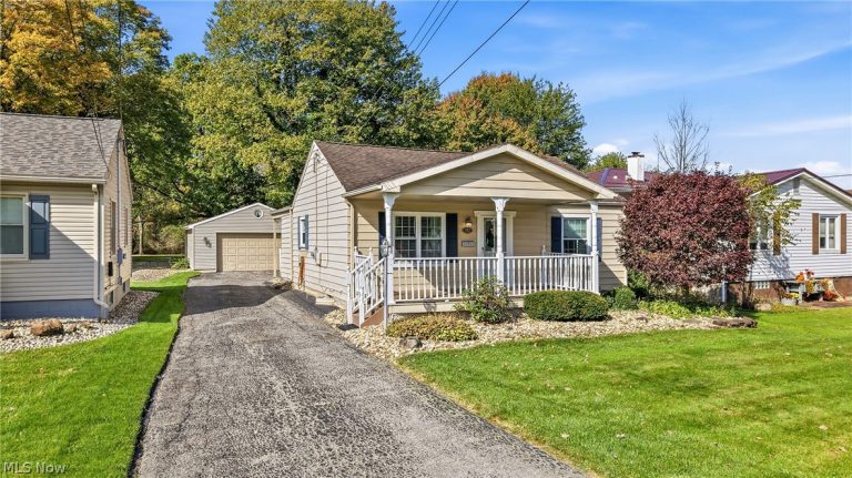 332 Caroline Avenue, Hubbard, OH - Photo 2