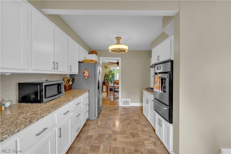 2950 Hillside Road, Seven Hills, OH - Photo 4