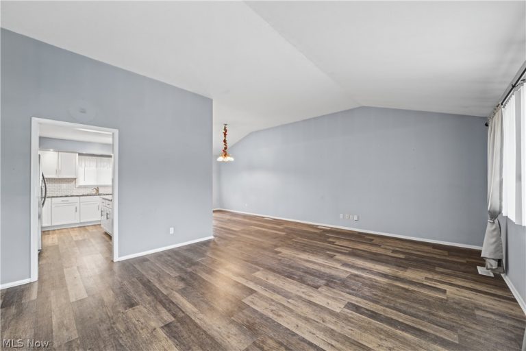25090 Arlington Lane, North Olmsted, OH - Photo 5