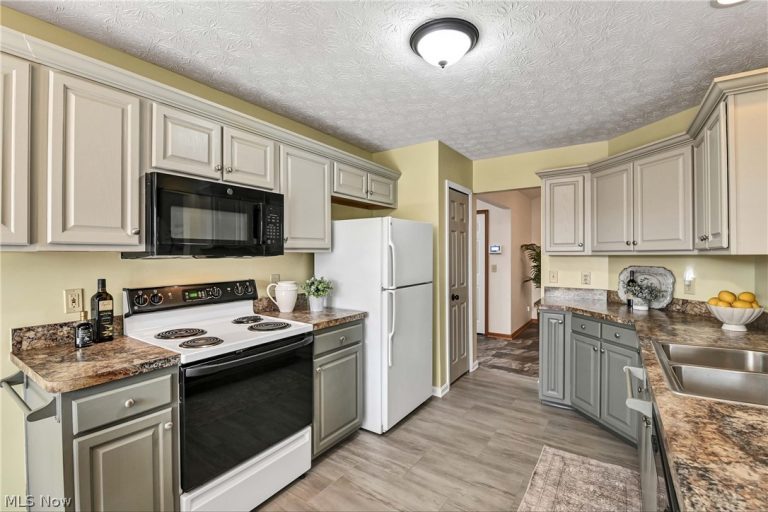 31170 Lily Lane, North Olmsted, OH - Photo 4