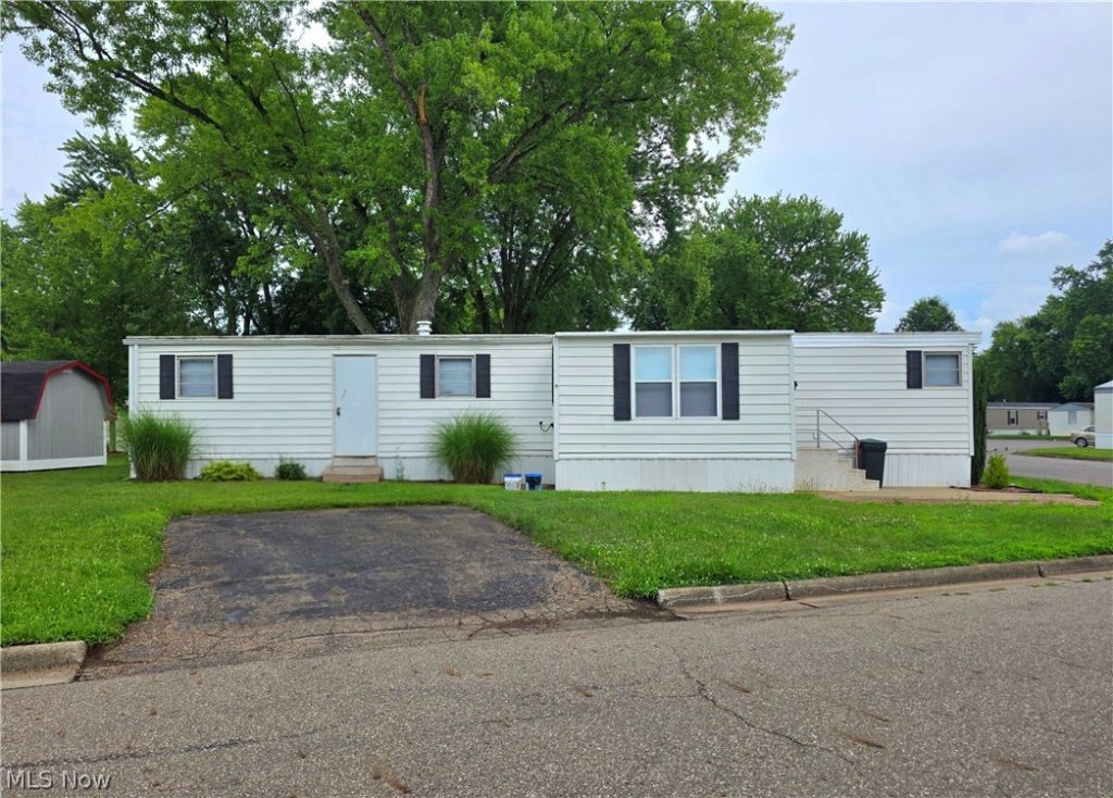 104 Tarpon Circle, New Philadelphia, OH