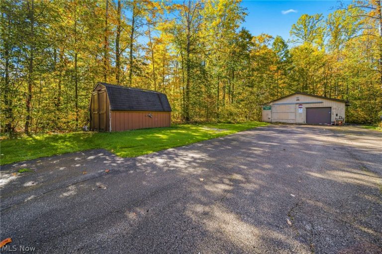 8520 Woodhill Drive, Chardon, OH - Photo 4