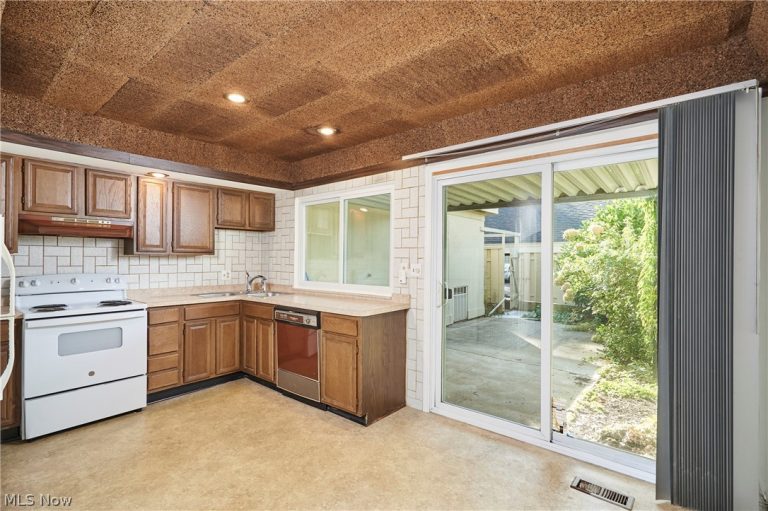 76 Menlo Park Drive, Akron, OH - Photo 5
