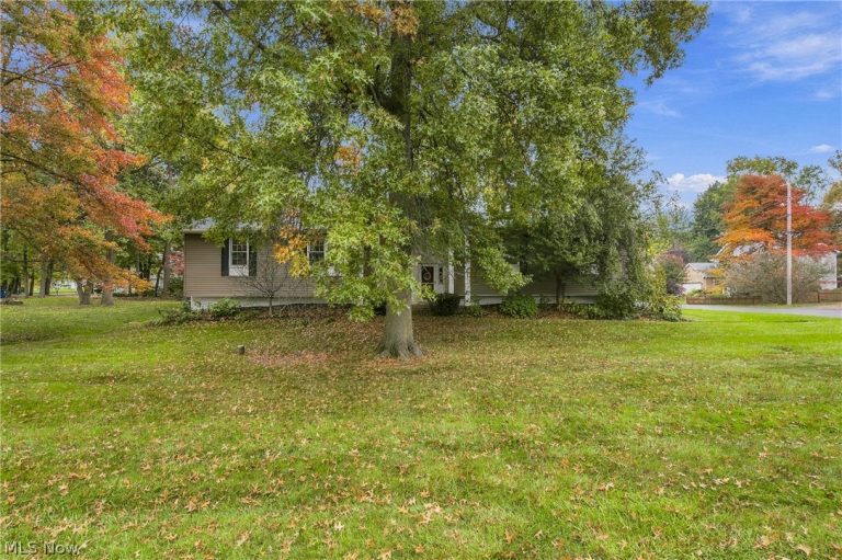 8632 Wedgewood Avenue, North Canton, OH - Photo 2