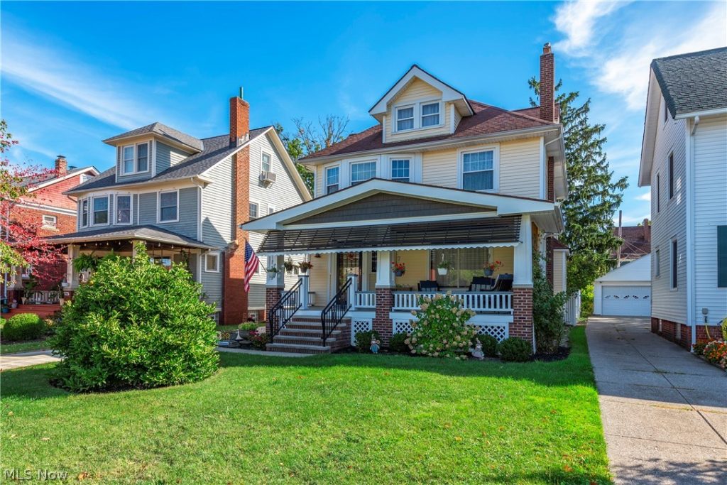 1565 Waterbury Road, Lakewood, OH