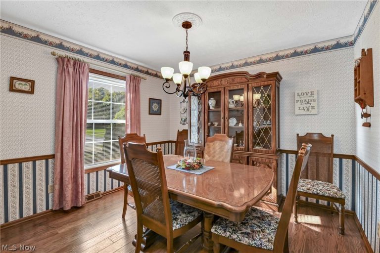 3240 Forest Overlook Drive, Seven Hills, OH - Photo 3