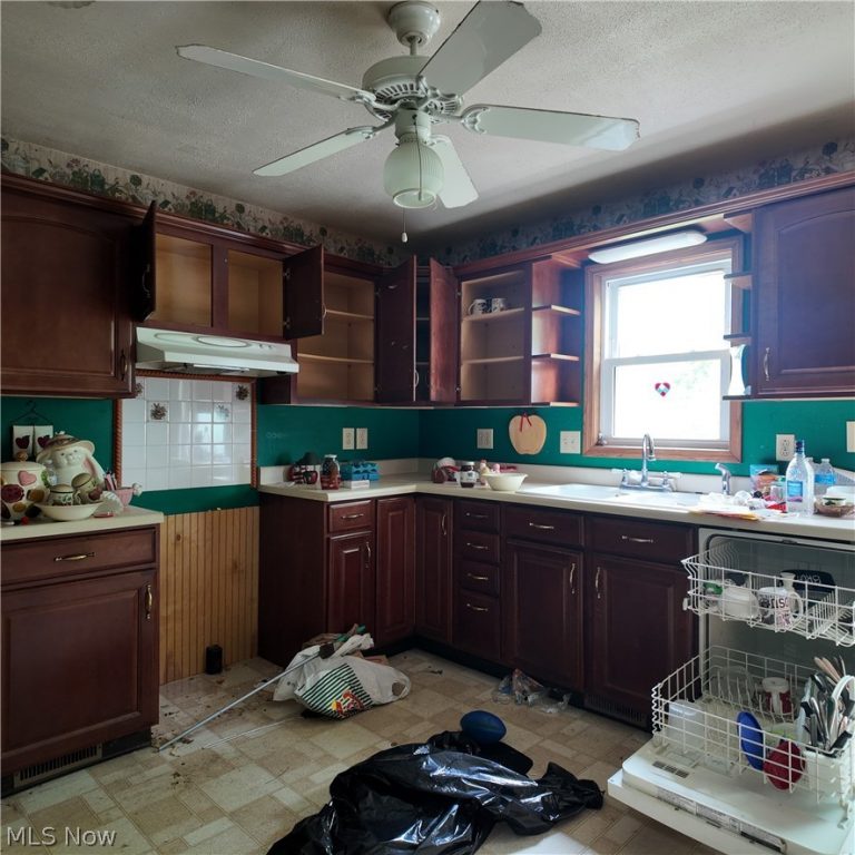 217 Marietta Street, St Clairsville, OH - Photo 5