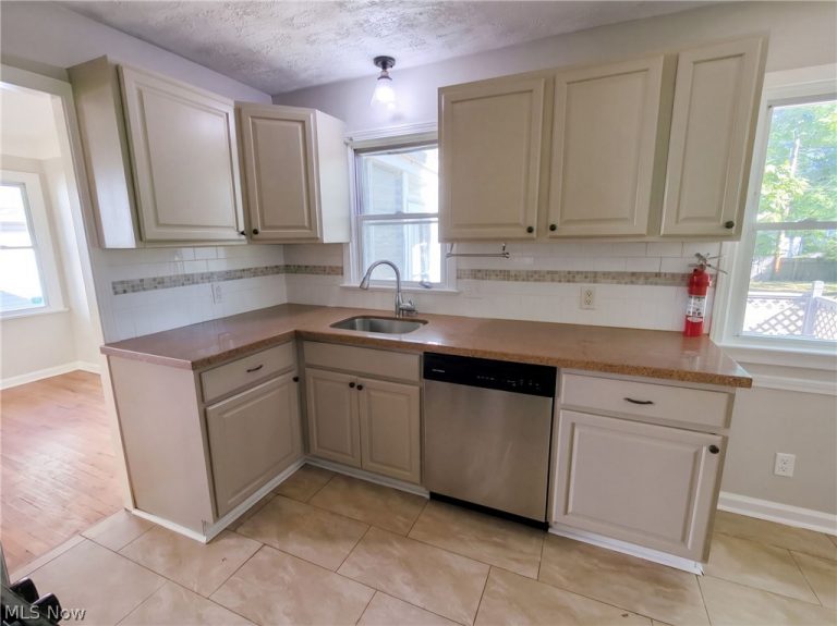 3659 Fenley Road, Cleveland, OH - Photo 8